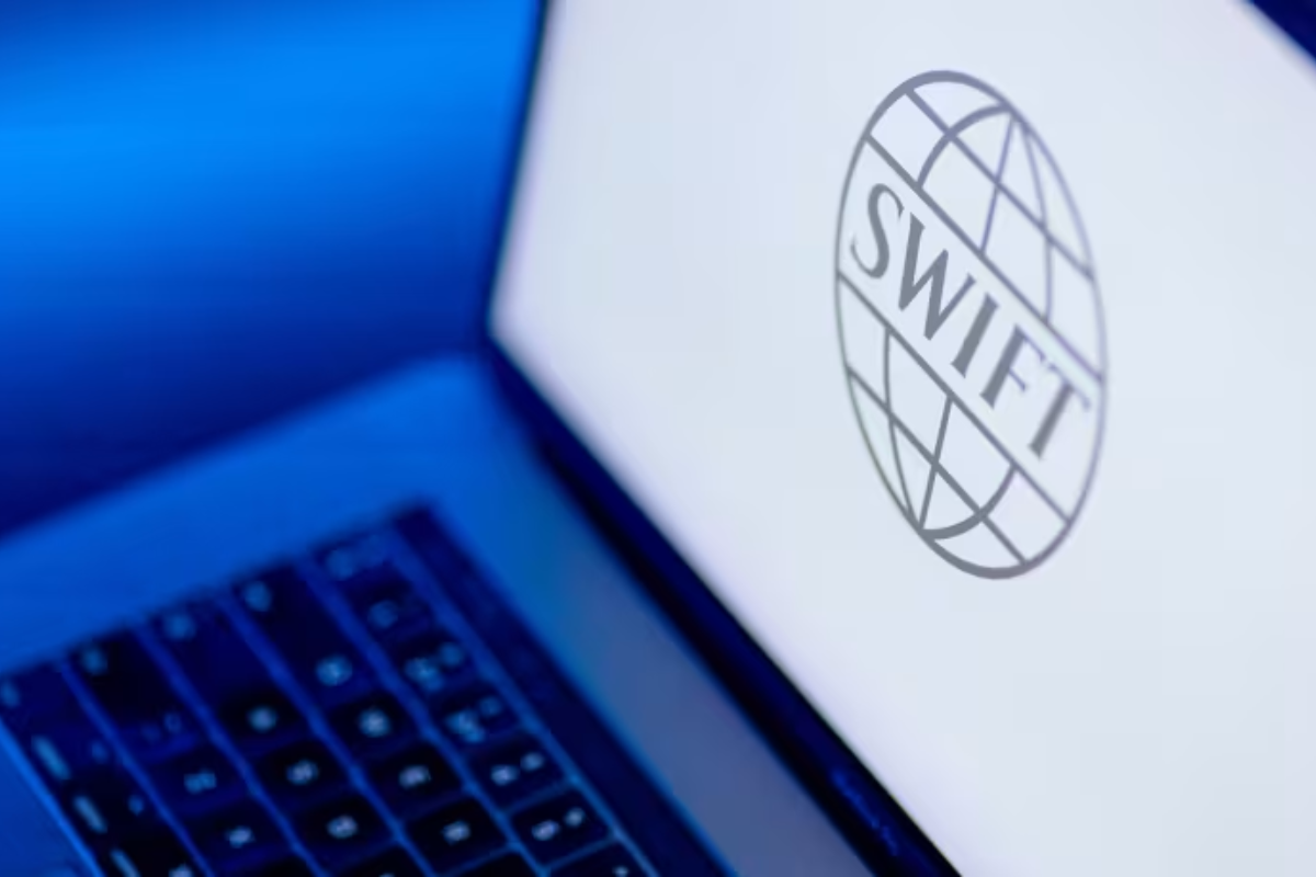 blockchain-adoption-won’t-threaten-‘postman’-swift,-say-experts